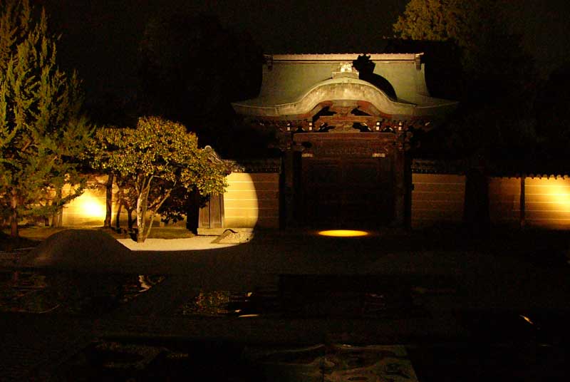 Chokushi-mon at night